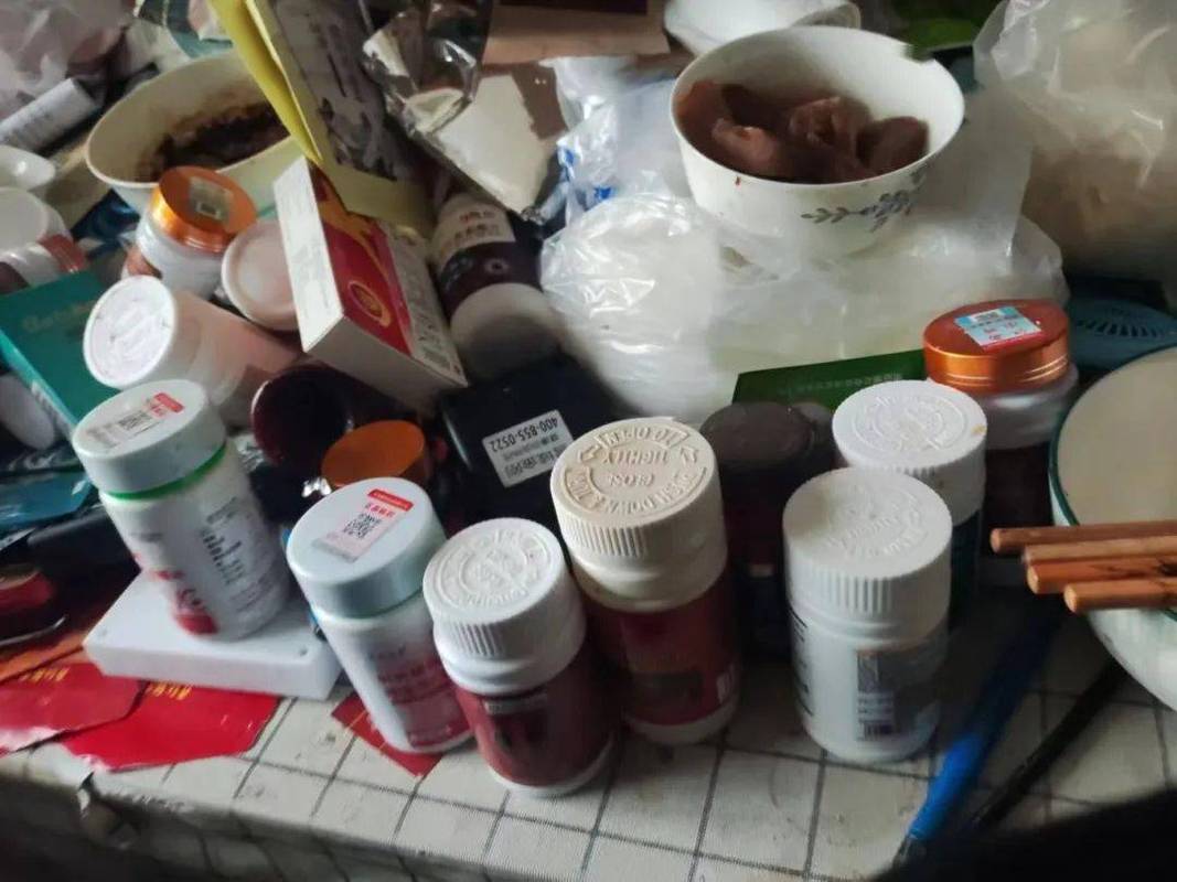 老人家中茶几凌乱堆放在一起的药瓶