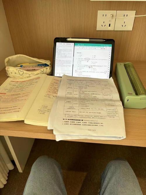 招生官批阅大量个人陈述文件的桌面俯拍