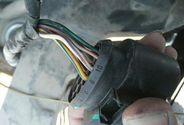 车灯插头针脚氧化发绿的实拍特写