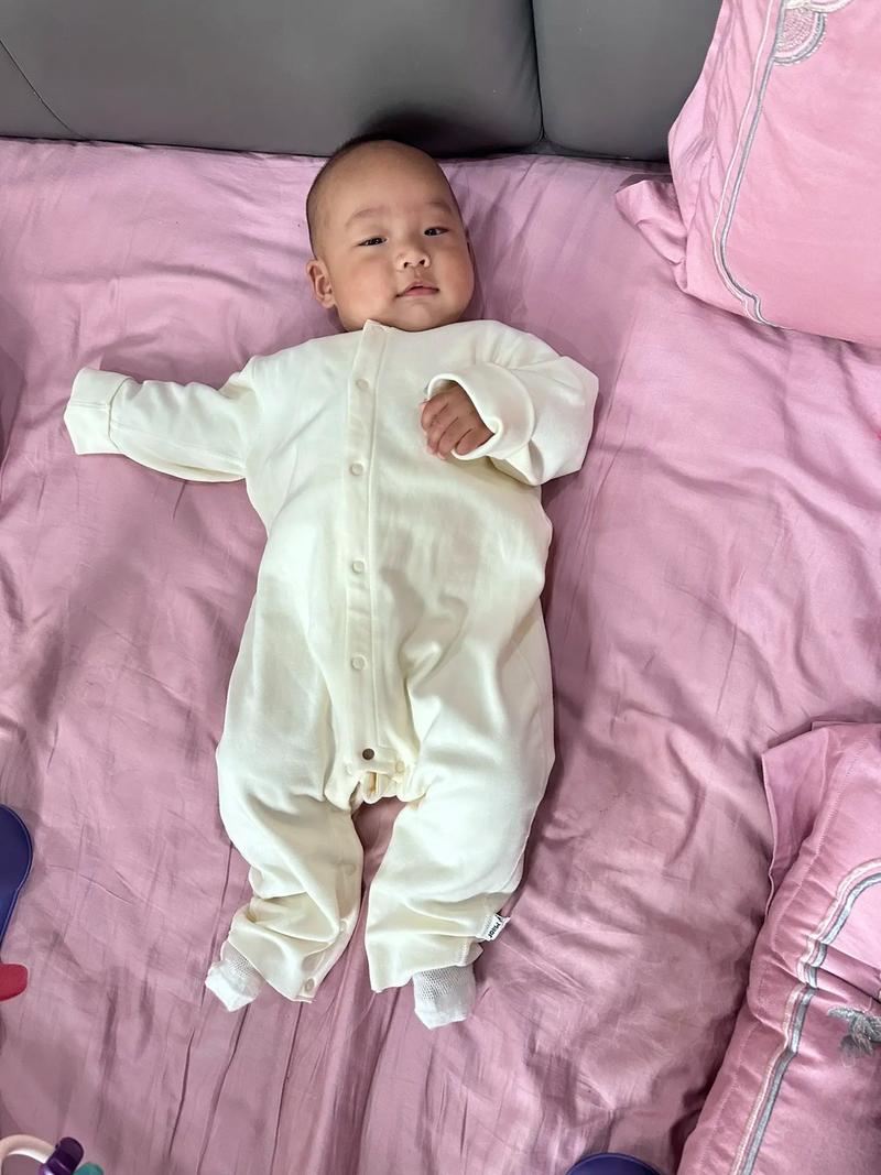 小婴儿在床上第一次翻身瞬间抓拍