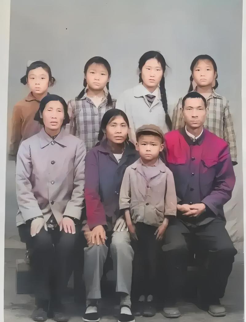 中年妇女和继子合影旧照片
