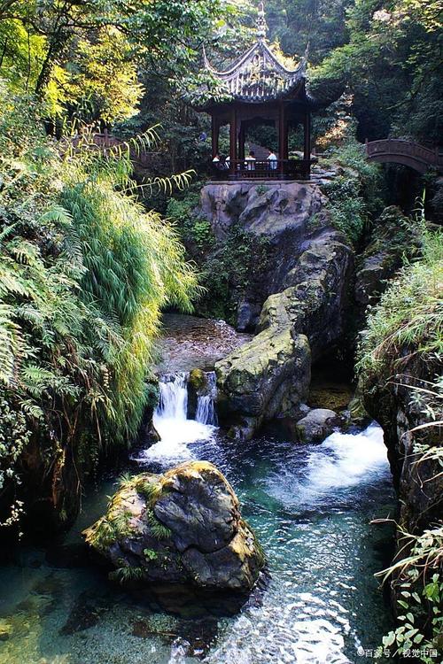 峨眉山清音阁林间溪流