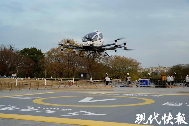南京紫金山头陀岭低空飞行的消费级无人机
