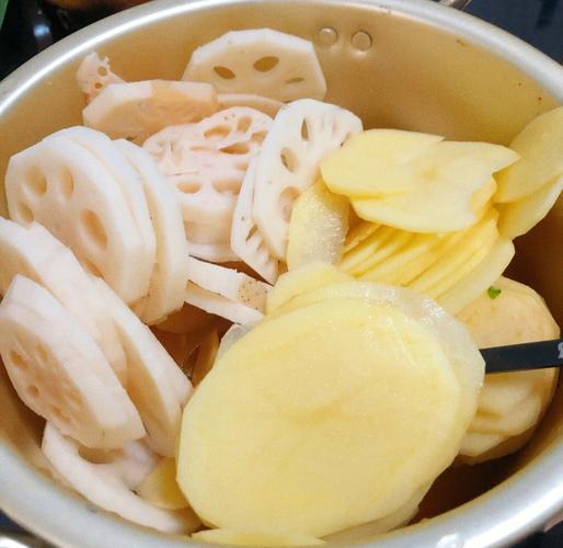 切好泡在淡盐水里的藕片土豆块