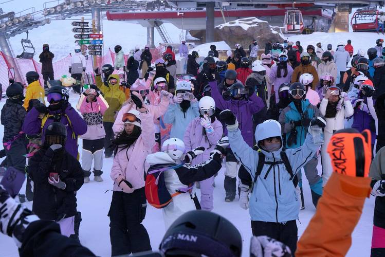 冬季初级滑雪道新手挤满人群实拍
