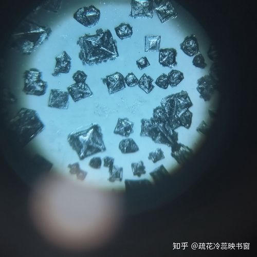 食盐氯化钠立方晶体显微镜特写