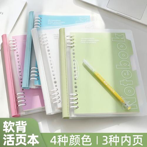 孩子把自己的日记本锁进抽屉里背对母亲