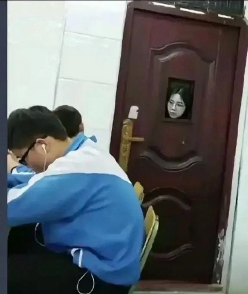中学教室后门班主任观察学生的缝隙视角