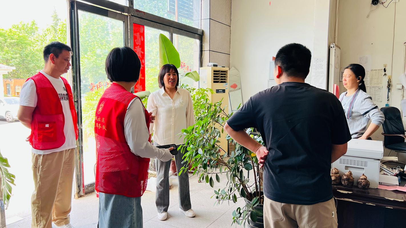 城市小区邻里相邻权纠纷现场照片