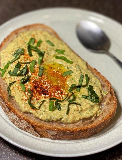鹰嘴豆泥配蔬菜棒和全麦面包的高蛋白素食简餐