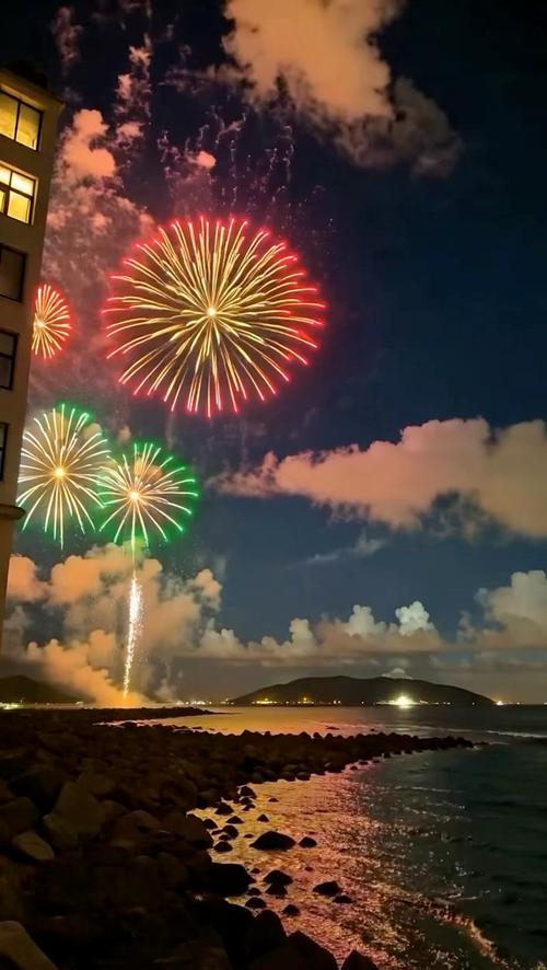 普吉岛芭东海滩夜晚烟火表演