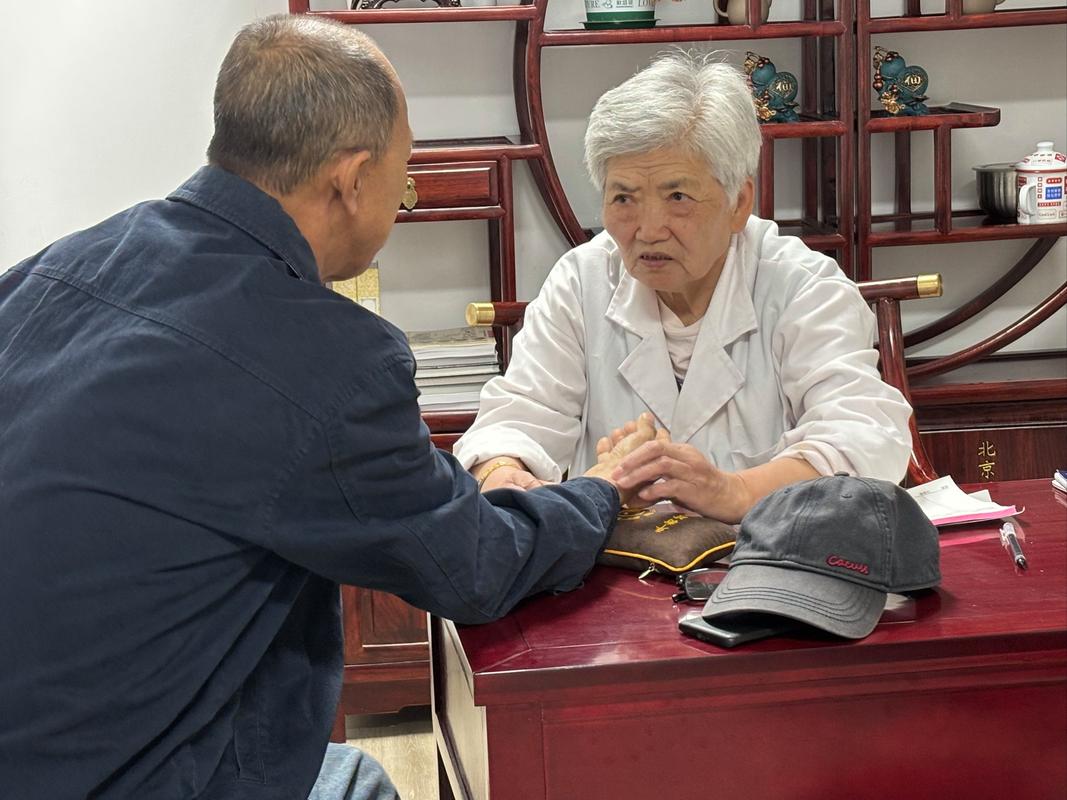 老中医在小区凉亭和老人聊护肤日常