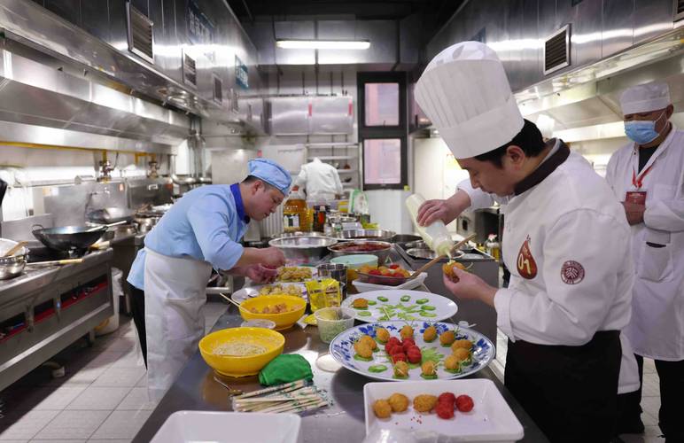 年轻西点师在厨房工作的场景