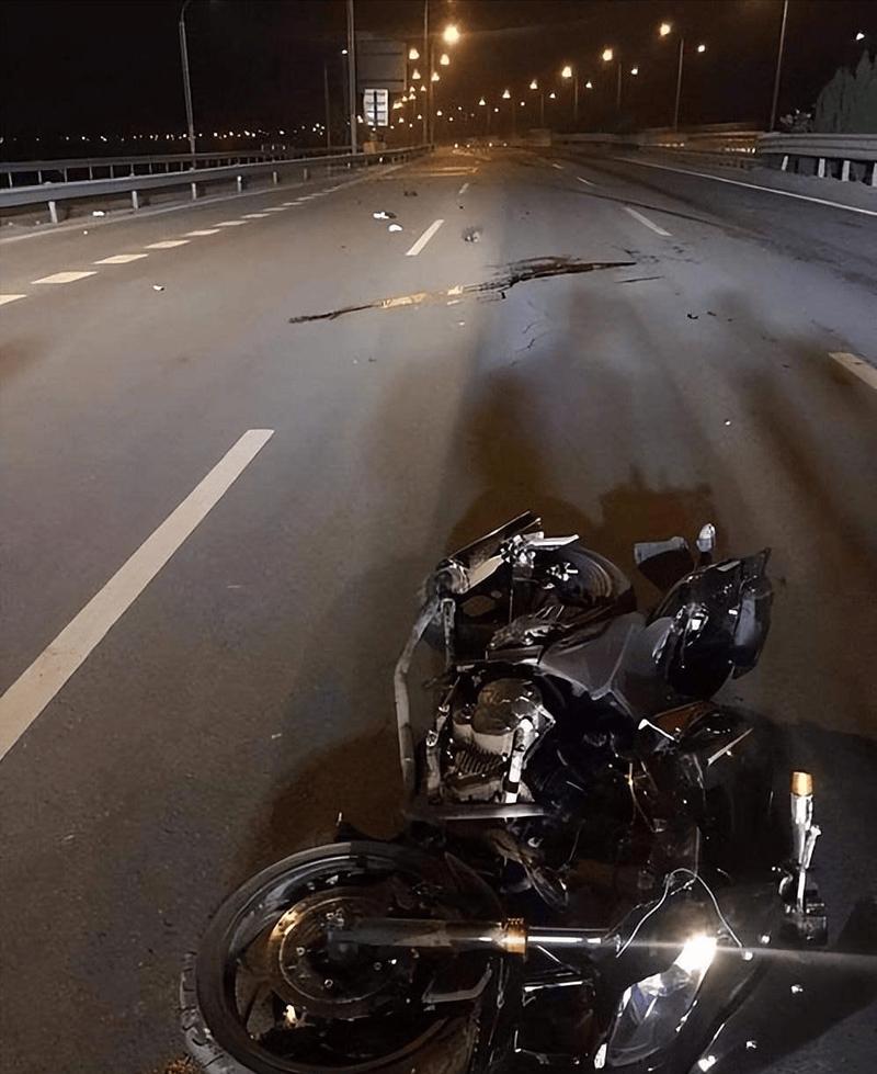 深夜街头被追抢路人摩托车的紧急避险场景