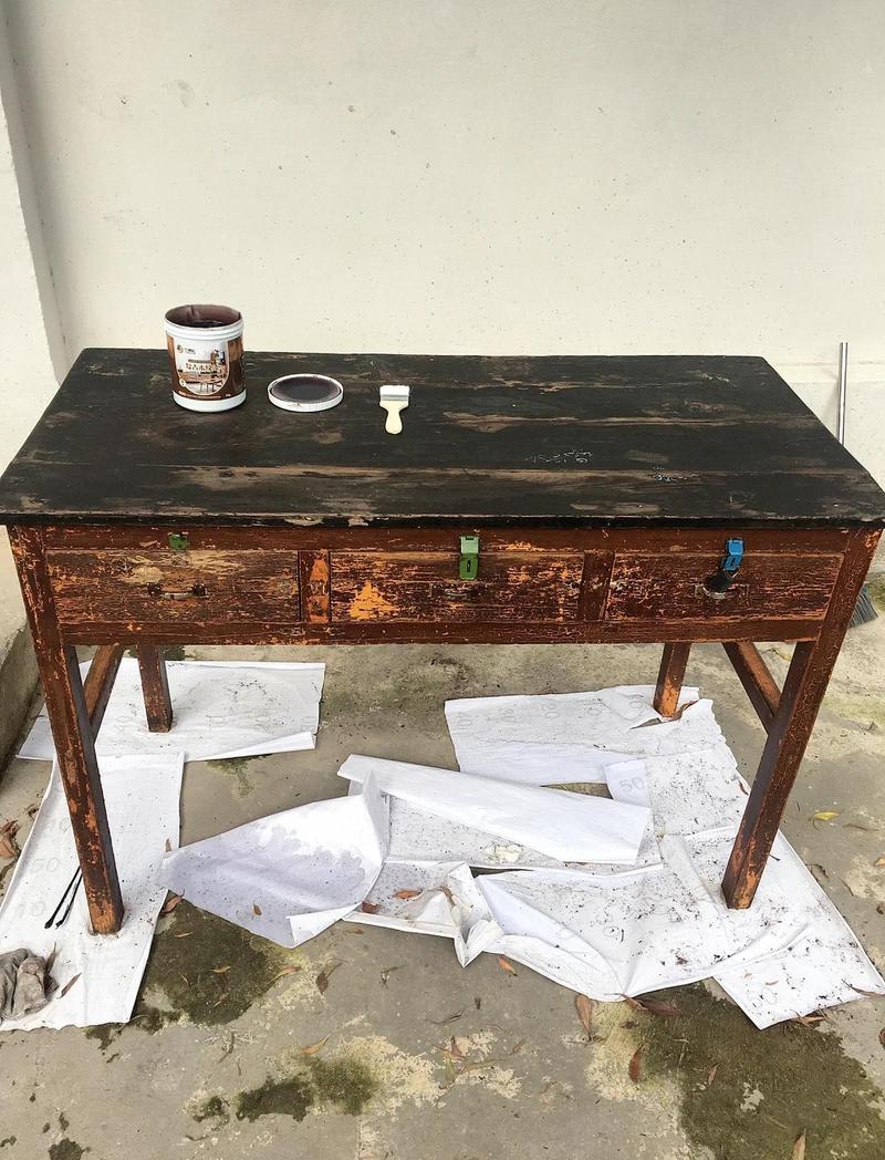 出租屋黄色掉漆书桌堆着苹果皮