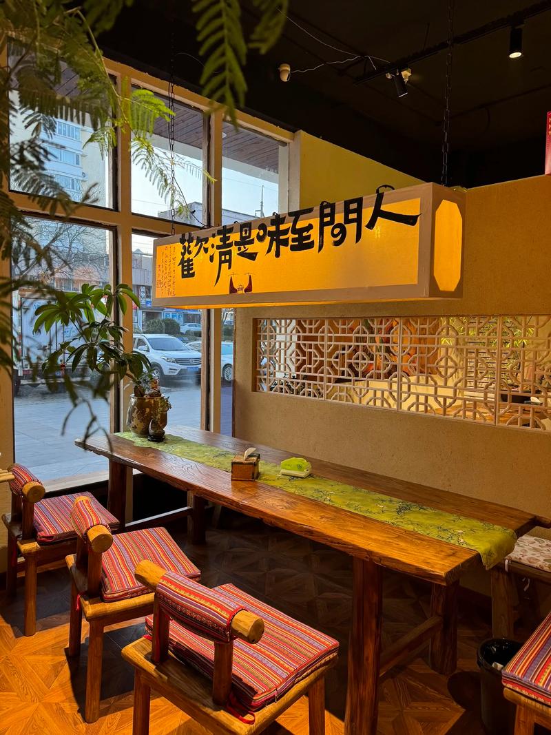 馄饨店暖黄灯光