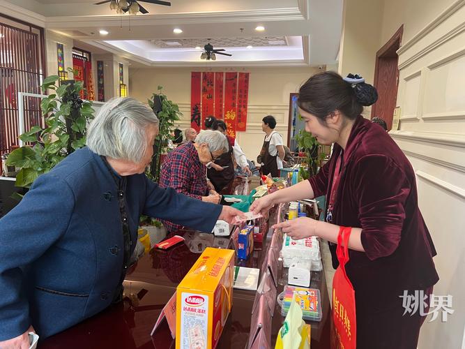 老人被推销保健品签认购协议场景图