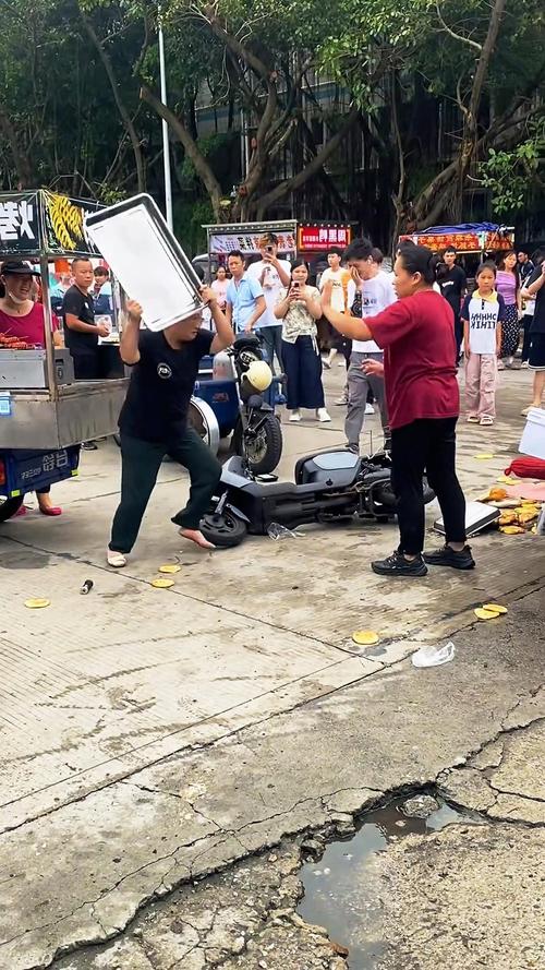 街头水果店老板和顾客争执受伤现场