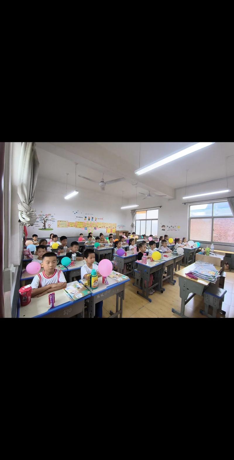 幼儿园大班额教室拥挤场景真实照片