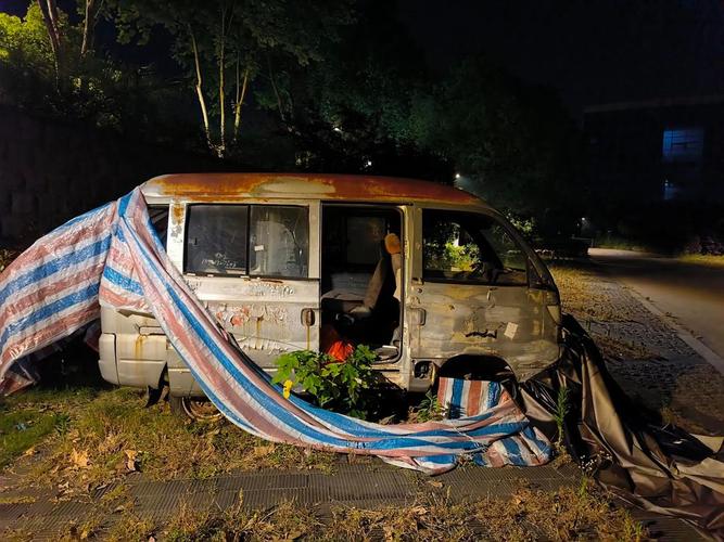 拆迁现场那夜的面包车