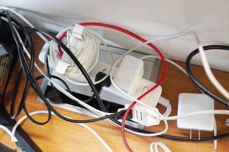 桌面杂乱缠绕数据线实拍