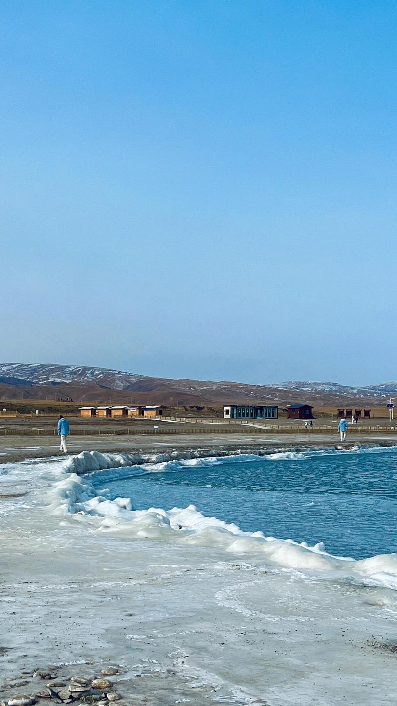 青海湖冬季蓝冰阳光景观