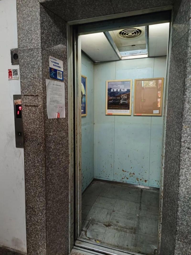 老旧小区单元楼电梯等候厅