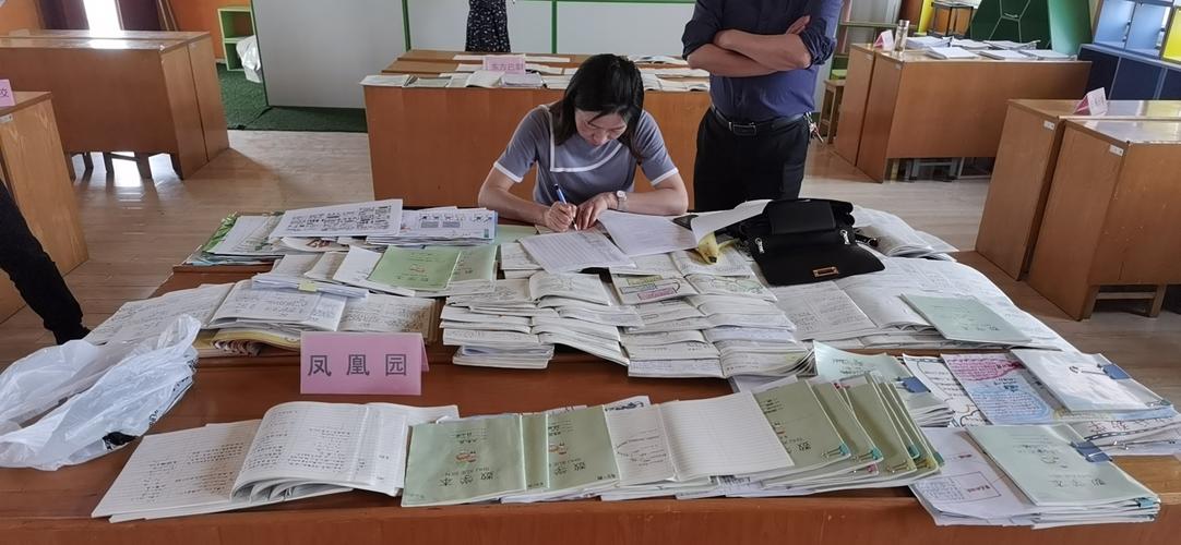 中小学教室讲台上分层摆放的不同难度作业本