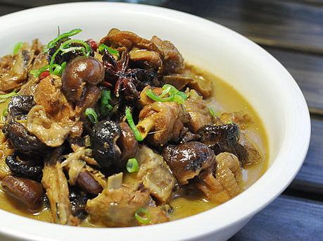 南漳农家院荆山野香菇炖土鸡配现炕猪油饼