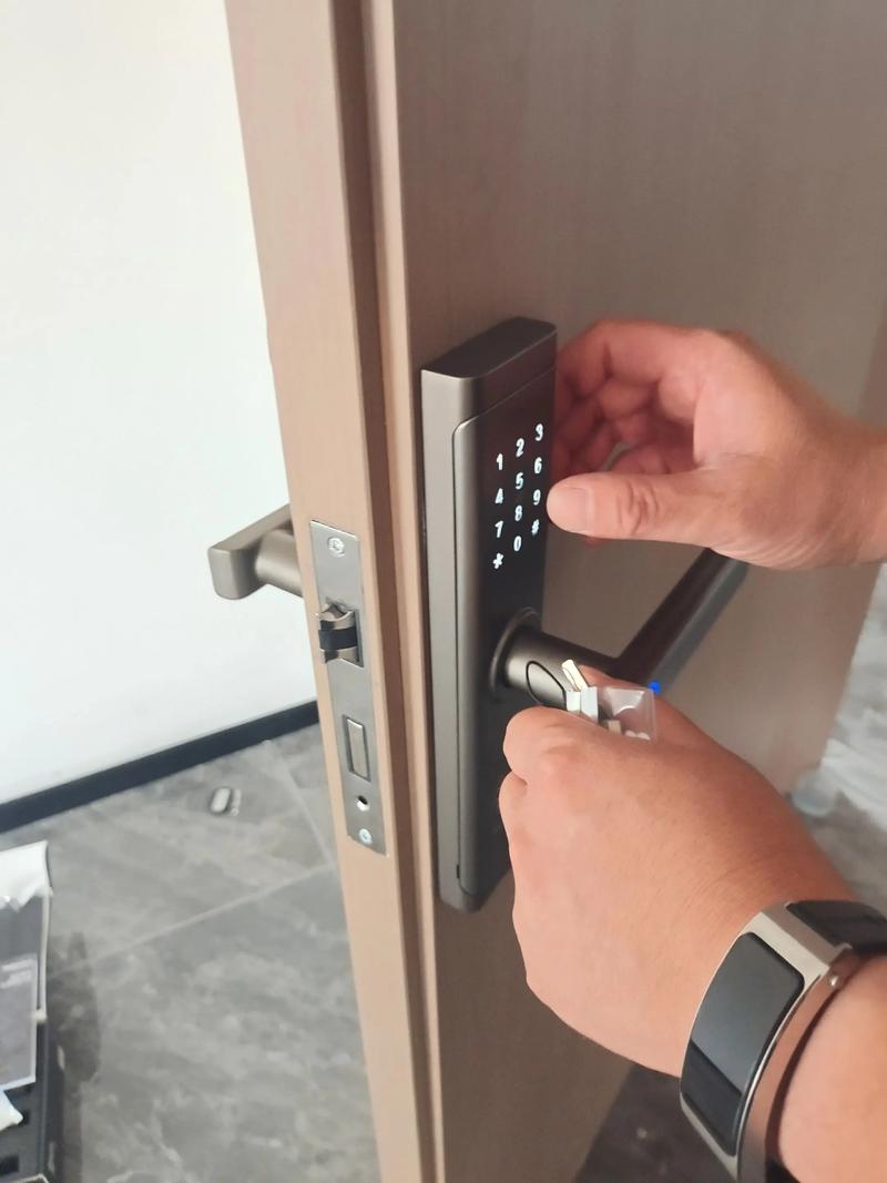 智能家居指纹锁安装实拍