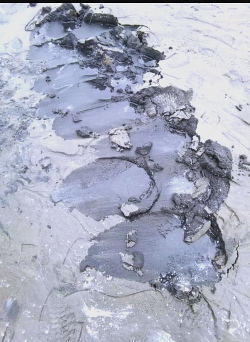 被水泥渠化污染的溪流底部青灰色淤泥无水生生物
