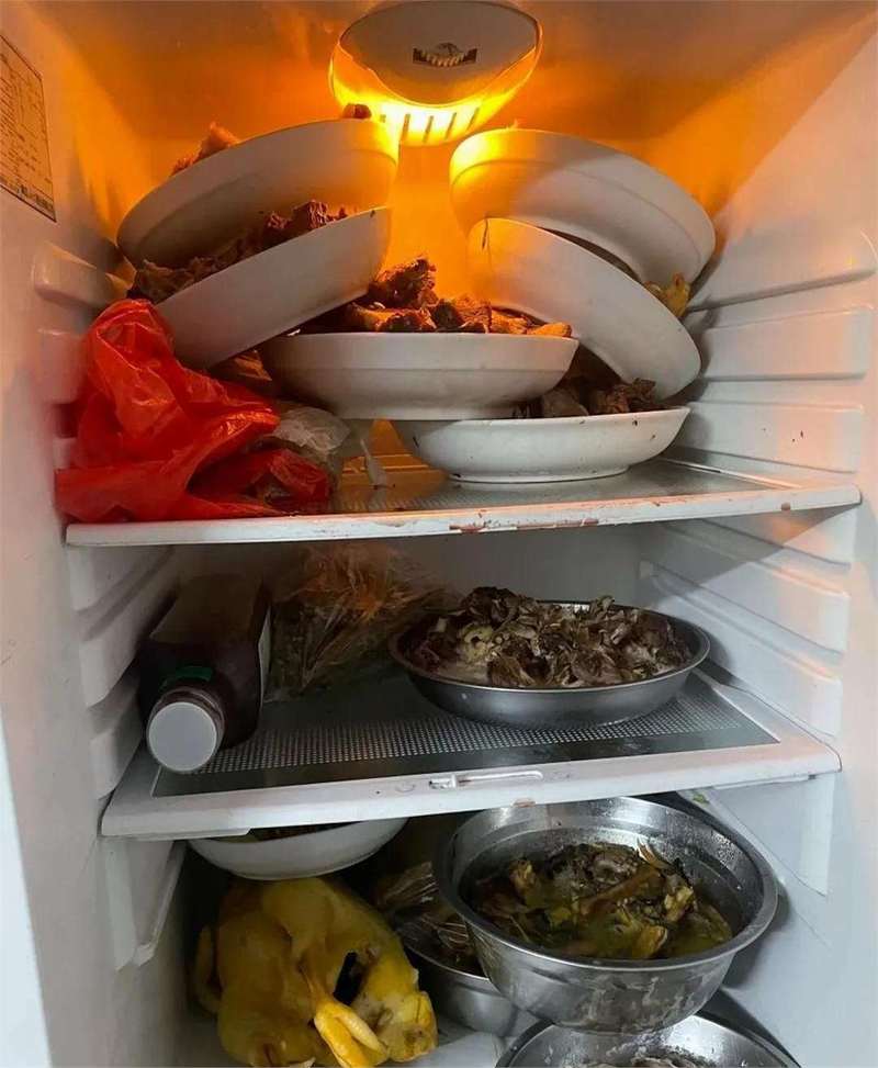家用冰箱冷藏层密封隔夜菜摆放场景图