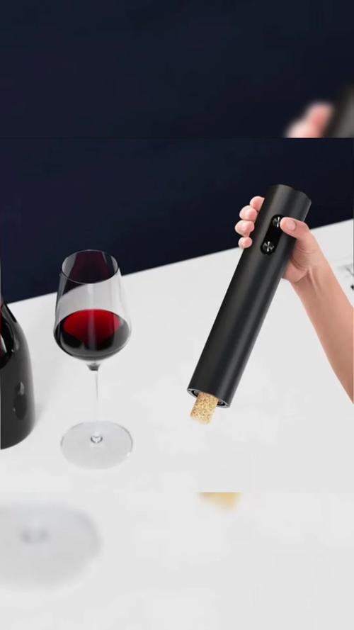 醒酒器倒红酒过程