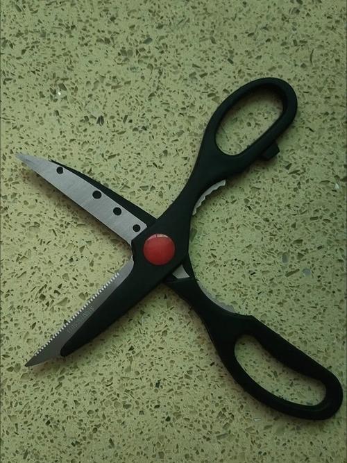 手工剪报工具剪刀胶水案板特写