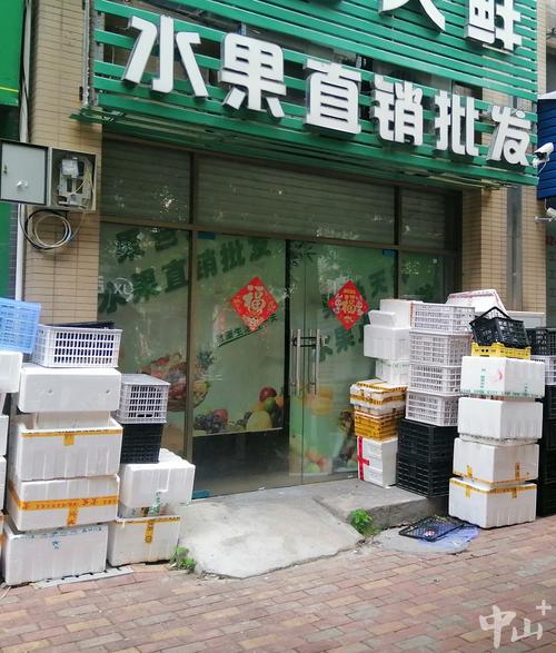老小区巷口门口摆着冰鲜泡沫箱的生鲜店