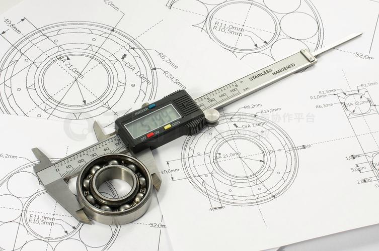 维修技师使用数显游标卡尺测量轴承位尺寸