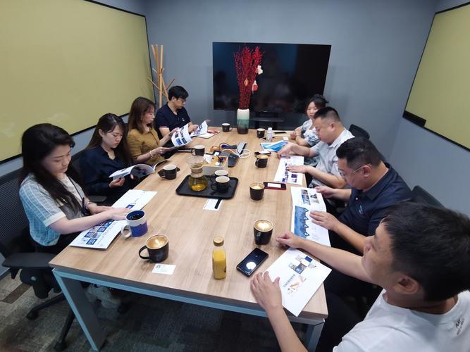 企业主管和新员工一对一沟通复盘场景实拍