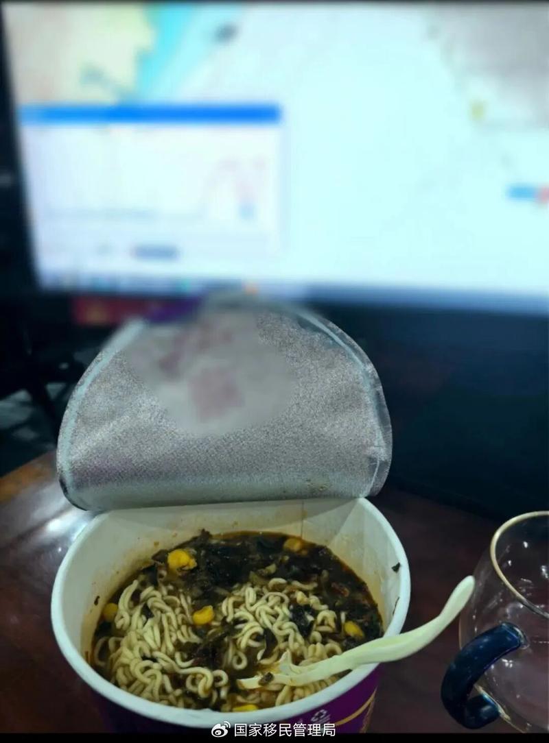 深夜电脑屏幕前吃泡面测评端游场景