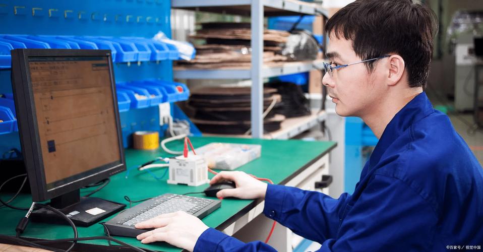 制造业车间工程师与教授讨论图纸