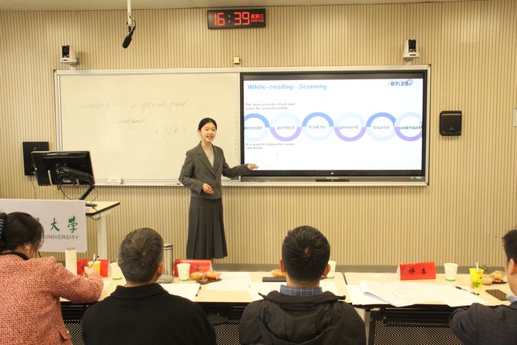 师范生公办学校见习岗位带教听课场景