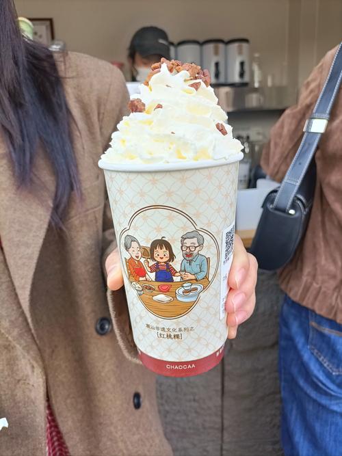三款好评奶茶桌面摆拍图