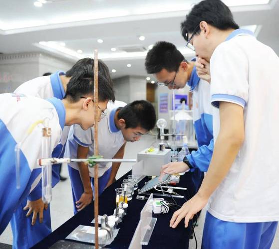 初中物理课学生分组做蒸发影响因素实验的真实课堂场景