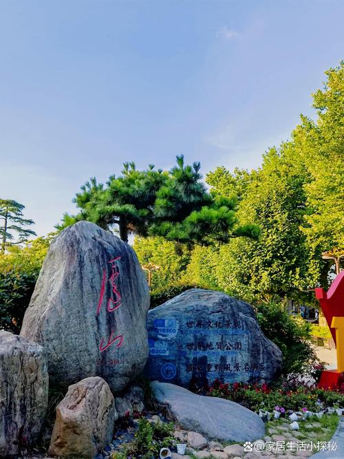 庐山牯岭镇街心公园雾中风景