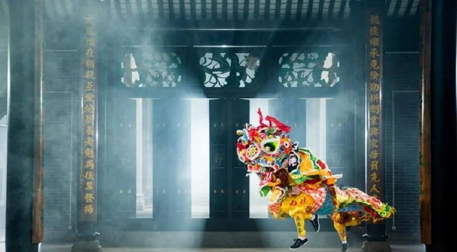南漳晒谷场彩布扎制舞麒麟表演现场