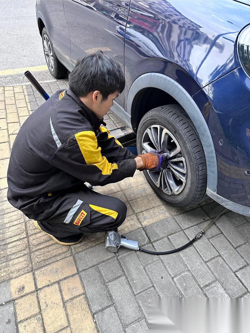 汽车胎压检查跑偏维修实景