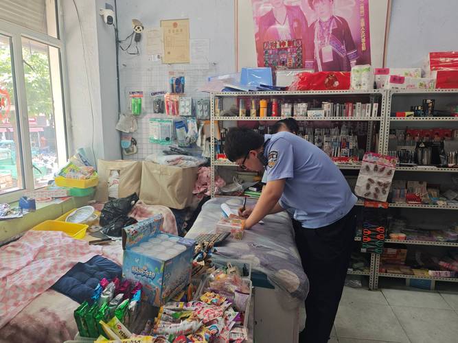 校园周边便利店向未成年人售烟执法检查现场