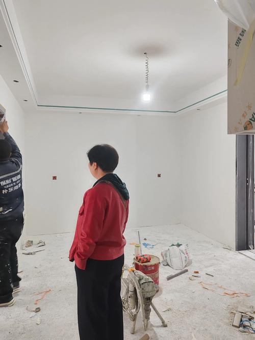 旧房翻新厨卫刷专用涂料施工现场