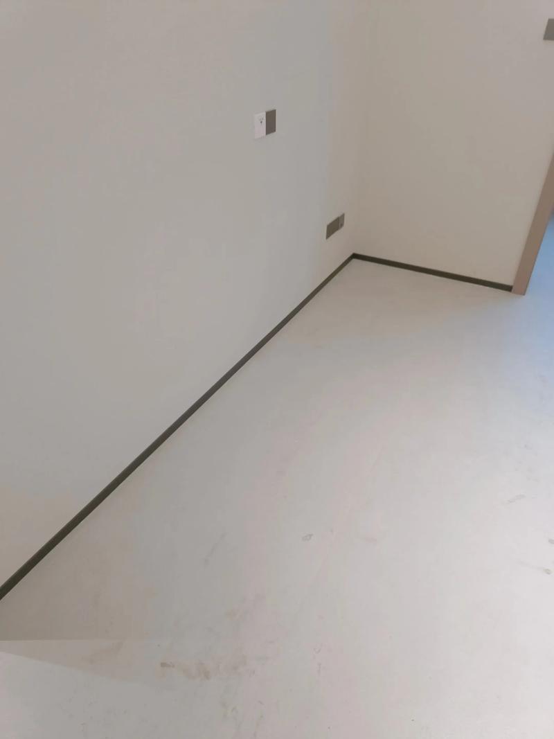 旧房翻新墙面安装金属线条踢脚线对比