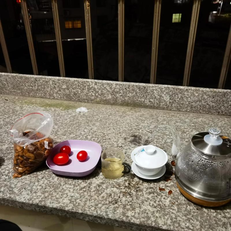 工厂工人清晨下班回家与家人在阳台喝茶的温馨场景