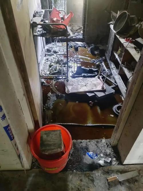 电动自行车入户充电火灾现场居民清理受损家具